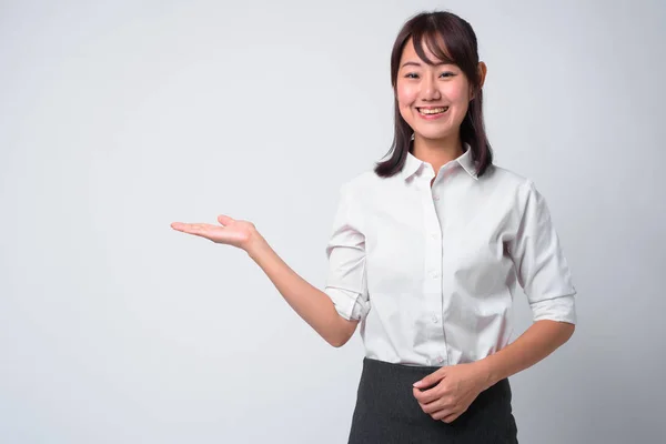 Porträt der schönen asiatischen Geschäftsfrau vor weißem Hintergrund — Stockfoto