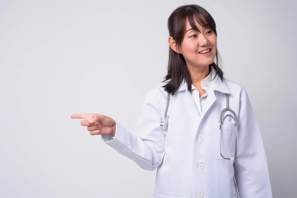 Beyaz arka plan güzel Asyalı kadın doktor portresi — Stok fotoğraf