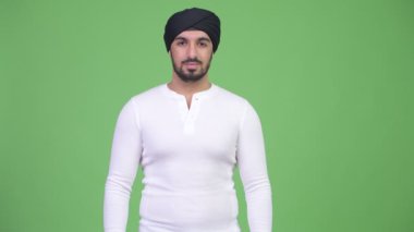 Yakışıklı genç Hintli adam şok bakan sakallı
