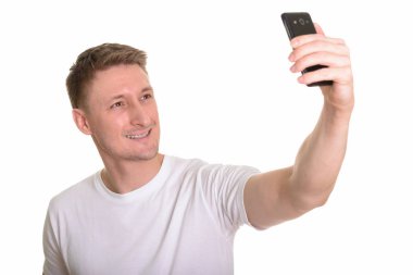 Beyaz arka plan karşı izole yakışıklı beyaz adam