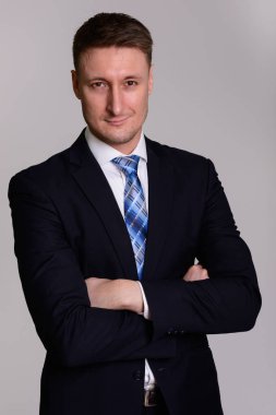 Beyaz arka plan karşı izole yakışıklı beyaz adam