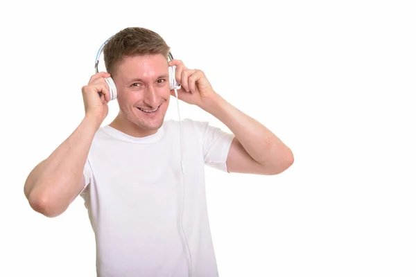 Hombre caucásico guapo aislado sobre fondo blanco — Foto de Stock