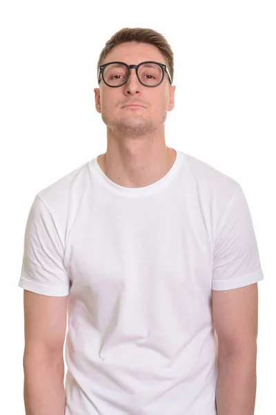 Komea valkoihoinen mies eristyksissä valkoista taustaa vasten — kuvapankkivalokuva