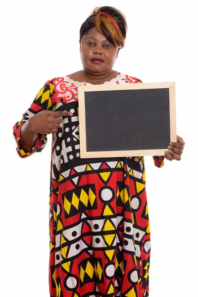 Студія постріл жиру чорні африканські жінку, що стоїть під час проведення послугами — стокове фото