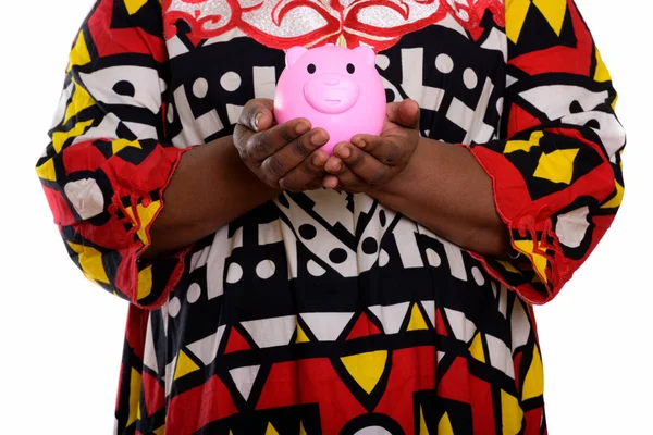 Estudio de tiro de grasa negra africana mujer celebración de alcancía — Foto de Stock