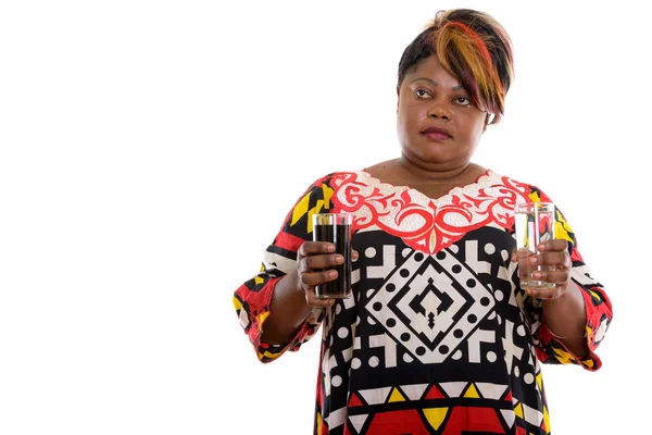 Estudio de tiro de grasa negra africana mujer pensando mientras sostiene gl — Foto de Stock
