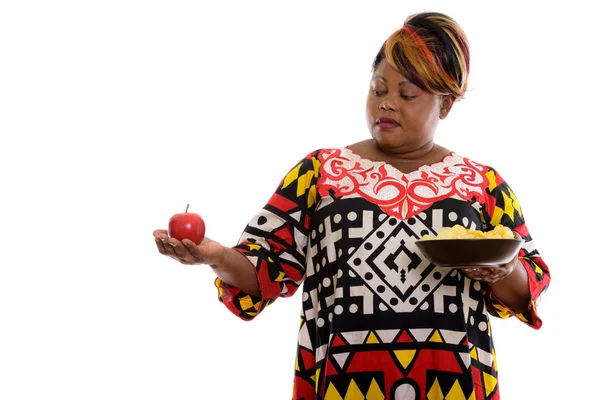 Estudio de tiro de grasa negra africana mujer elegir entre rojo appl — Foto de Stock