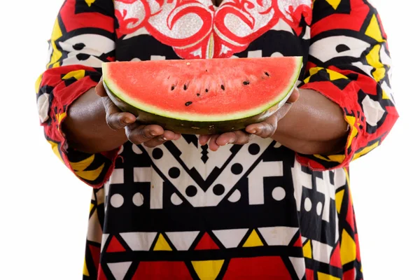 Estudio de tiro de grasa negra africana mujer sosteniendo rebanada de watermel — Foto de Stock