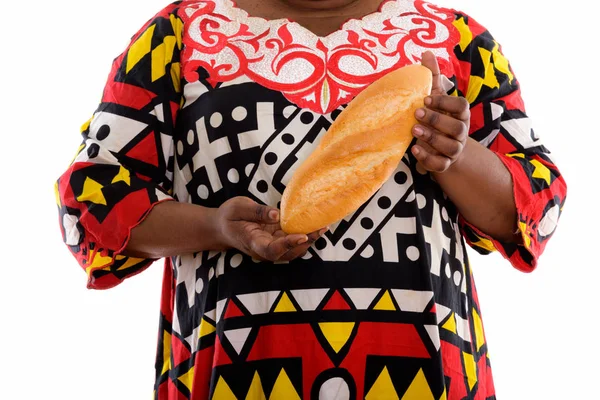 Estudio disparo de grasa negra africana mujer sosteniendo pan — Foto de Stock