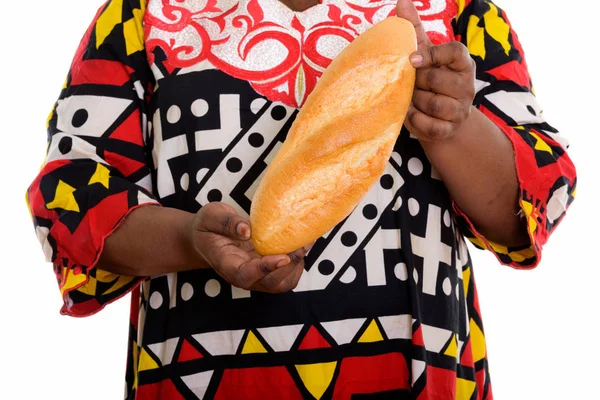 Primer plano de la gorda africana negra sosteniendo pan — Foto de Stock