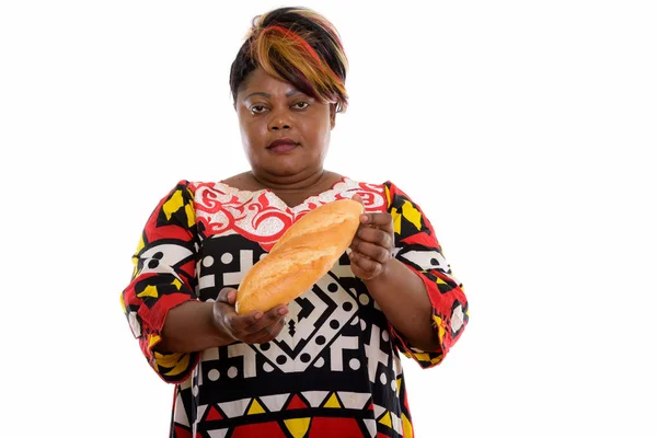 スタジオショットの脂肪黒アフリカの女性を保持パン — ストック写真