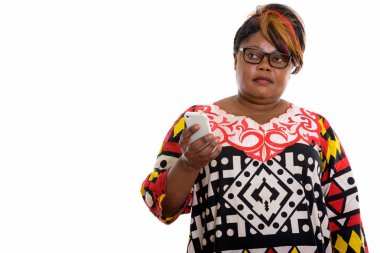 Cep telefonu ızg tutan şişman siyah Afrika kadın stüdyo çekim