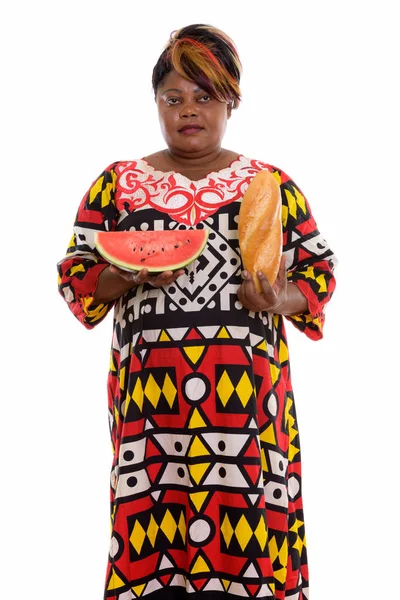 パンを押しながら立っている思慮深い脂肪黒いアフリカ女性 — ストック写真