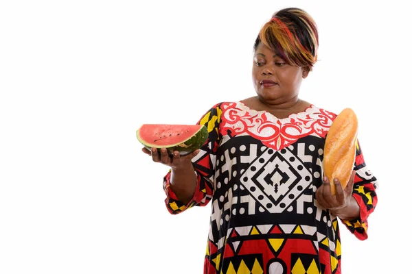 パンを保持して脂肪の黒人のアフリカ女性のスタジオ撮影 — ストック写真