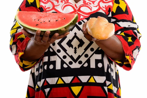 Estudio disparo de grasa negra africana mujer sosteniendo pan y rebanada o — Foto de Stock