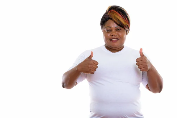 Studio colpo di felice grasso nero africano donna sorridente mentre givin — Foto Stock