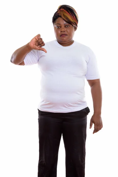 Studio colpo di grasso nero africano donna in piedi mentre dà gio — Foto Stock