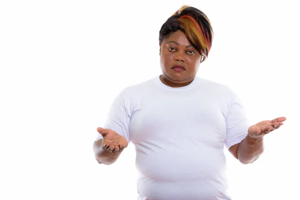 Studio colpo di grasso nero africano donna cercando confuso pronto fo — Foto Stock