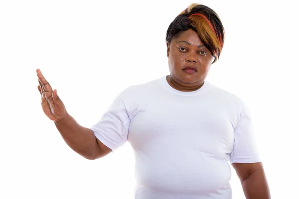 Studio colpo di grasso nero africano donna mostrando stop mano segno re — Foto Stock