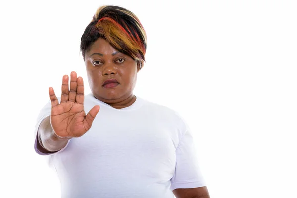 Студийный снимок толстой чернокожей африканки, дающей жест остановки — стоковое фото