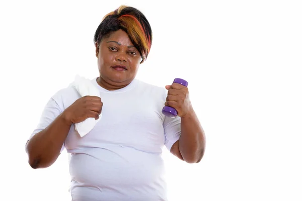 Studio colpo di grasso nero africano donna in possesso di manubri con traino — Foto Stock