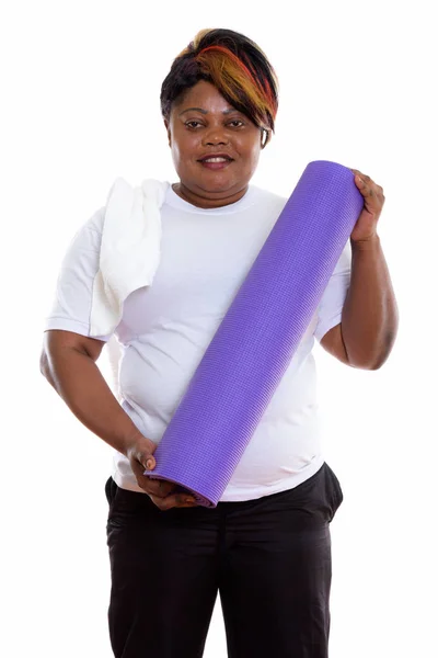 Studio colpo di felice grasso nero africano donna sorridente e standin — Foto Stock