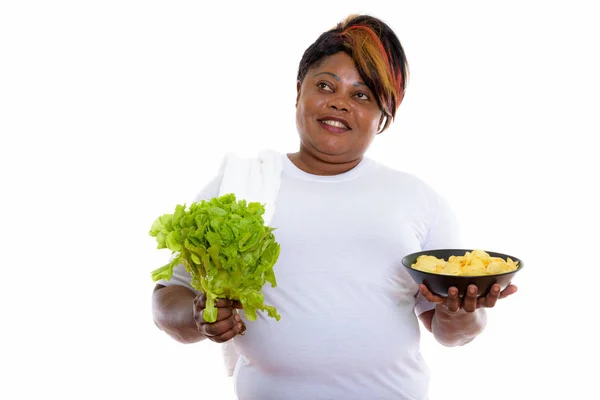Studio colpo di felice grasso nero africano donna sorridente e pensante — Foto Stock