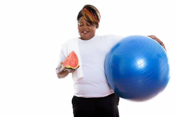 Studio colpo di felice grasso nero africano donna sorridente mentre holdi — Foto Stock