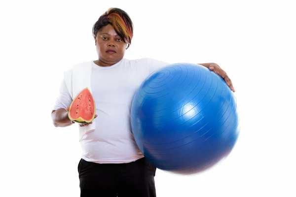 Studio colpo di grasso nero africano donna holding esercizio palla e — Foto Stock