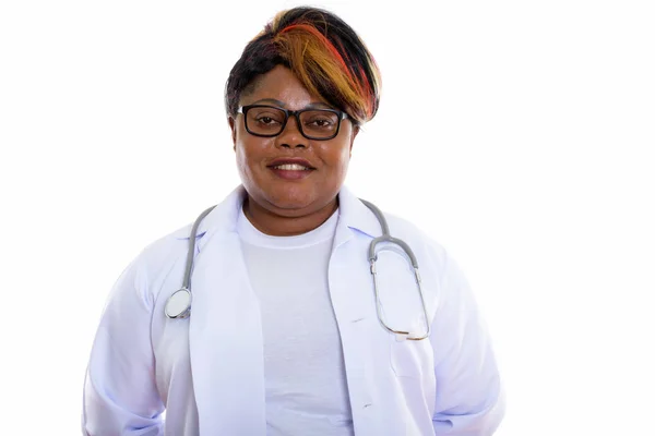 Studioaufnahme einer glücklichen dicken schwarzen afrikanischen Ärztin, die dabei lächelt — Stockfoto