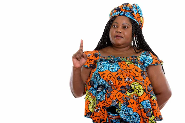 Estudio de la mujer africana negra gorda pensando y apuntando aleta — Foto de Stock