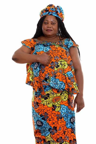 Studio shot de grosse femme africaine noire debout tout en portant tr — Photo