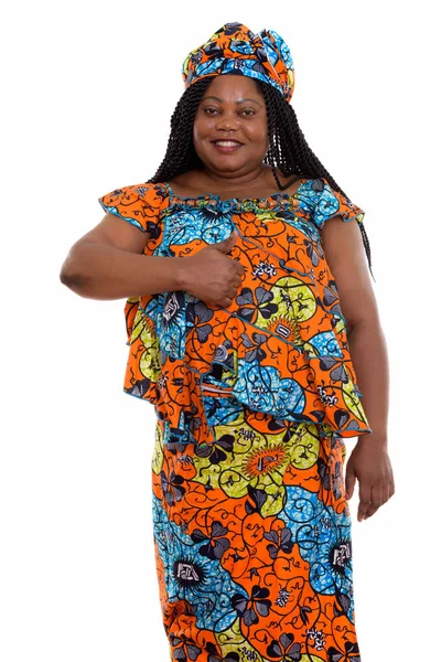 Strzał studio szczęśliwy tłuszczu czarny African kobieta uśmiechając się podczas weari — Zdjęcie stockowe