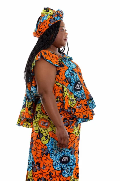 Vista del perfil de la mujer africana negra gorda de pie mientras usa t — Foto de Stock