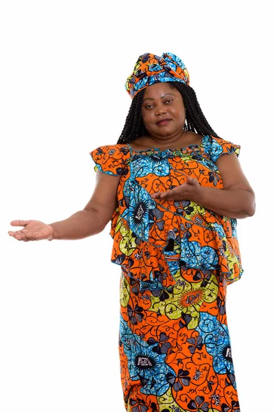 Studio shot de grosse femme africaine noire debout et portant trad — Photo