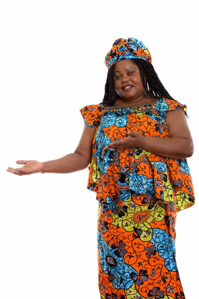 Studio shot van gelukkig dikke zwarte Afrikaanse vrouw glimlachend en standin — Stockfoto