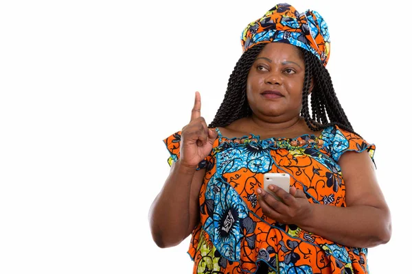 Pensativo gorda negra africana mujer celebración de teléfono móvil y poin — Foto de Stock