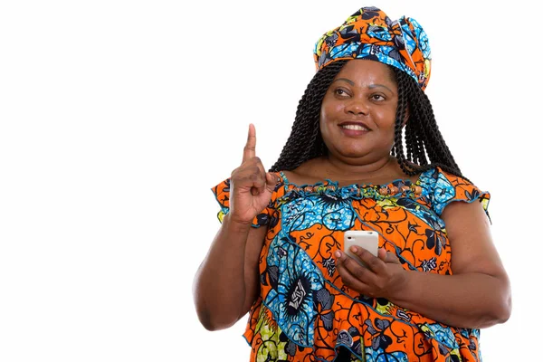 Pensativo feliz gorda negra africana sonriendo mientras sosteniendo m — Foto de Stock