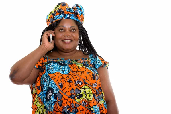 Réfléchi heureux gras noir femme africaine souriant et parlant sur — Photo