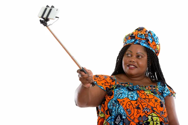 Feliz gorda negra africana mujer sonriendo mientras holding selfie palo — Foto de Stock