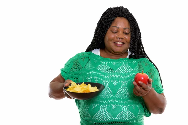 Estúdio tiro de gordura feliz preto Africano mulher sorrindo enquanto holdi — Fotografia de Stock