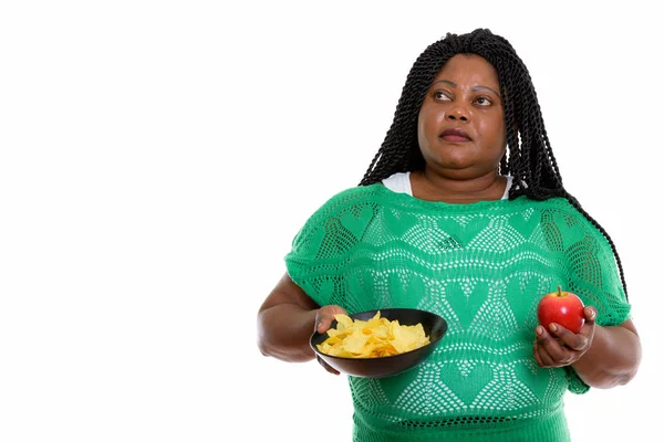 Átgondolt kövér fekete-afrikai nő gazdaság tál burgonya chips — Stock Fotó