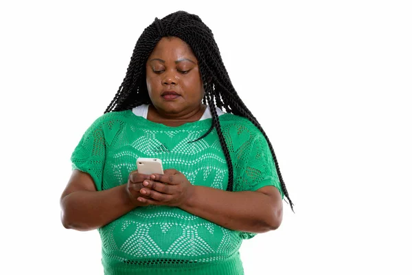Estudio disparo de grasa negra africana mujer usando el teléfono móvil — Foto de Stock