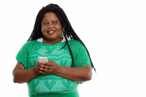 Studio záběr šťastný tlustá černá Afričanka usmívá a myšlení — Stock fotografie