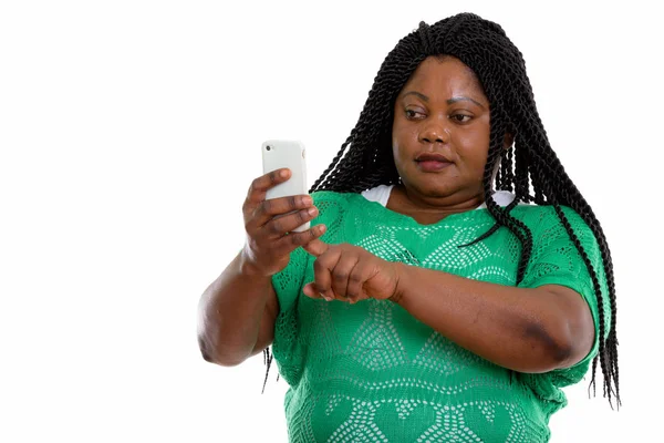 Estudio disparo de grasa negra africana mujer usando el teléfono móvil — Foto de Stock