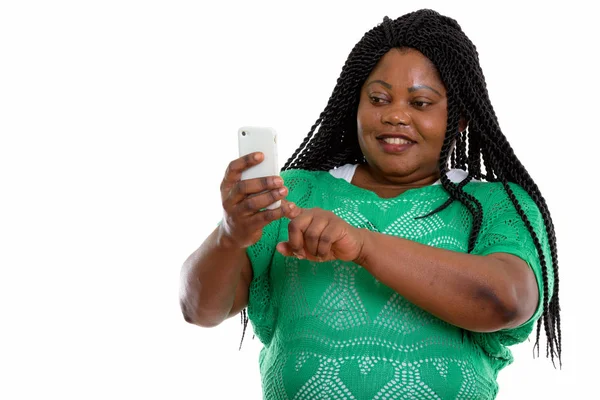 Estudio disparo de la grasa feliz negro africano mujer sonriendo y usando m — Foto de Stock