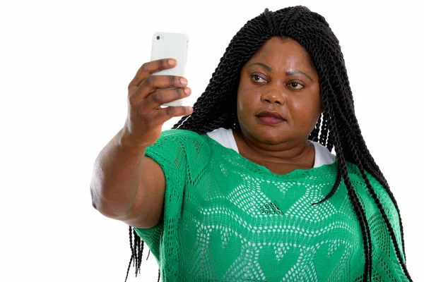 Studio shot de grasa negra africana mujer tomando selfie foto ingenio — Foto de Stock