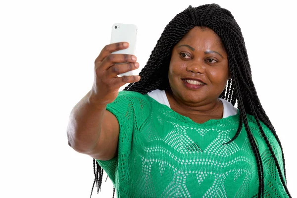 Estudio disparo de la grasa feliz mujer africana negra sonriendo mientras takin — Foto de Stock