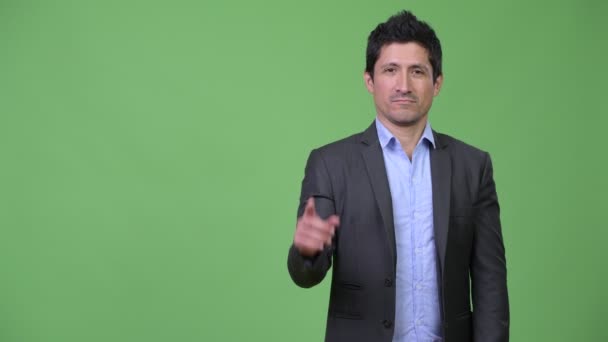 Homem de negócios hispânico apontando dedo para cima — Vídeo de Stock