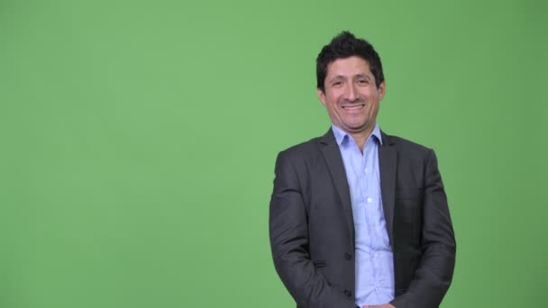 Латиноамериканский бизнесмен показывает пальцем вверх — стоковое видео
